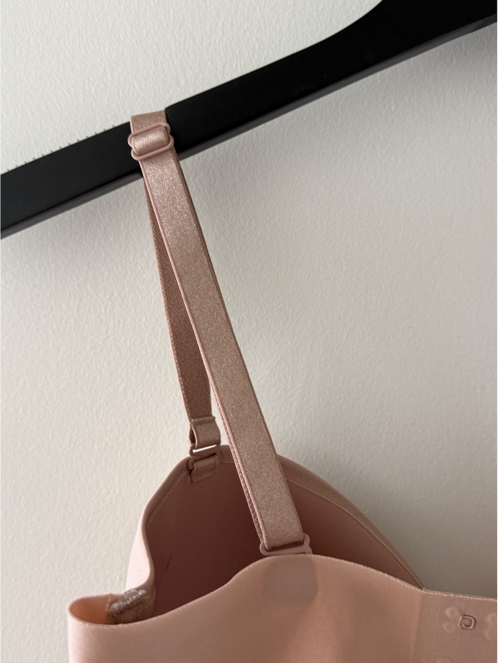 Victoria's Secret Nude Smooth Underwire with Removable Straps | Size 34 DD - Picture 3 of 8